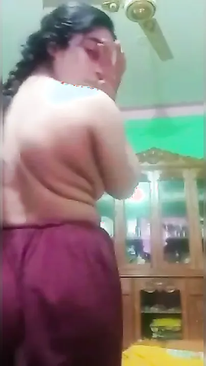 Amateur chubby bhabhi spreads her shaved Desi cunt for XXX selfie