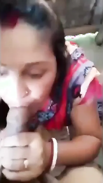 Bengali gal sucks XXX dick and copulates with Desi man in the toilet
