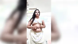 Chubby Mallu wife shakes her sexy XXX tits and belly for Desi video
