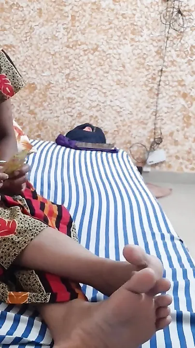 Desi maid hikes up her dress to enjoy XXX session with house-owner