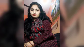 Sultry Desi female flashes her big XXX melons from under the dress