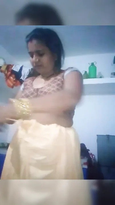 Nude XXX show of village Desi chick taking off all clothes at home