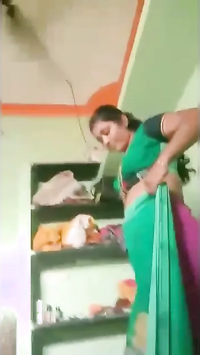 South Indian wife cheats on hubby and gives Desi dude XXX handjob