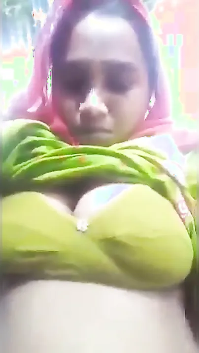 Desi Dehati wife showing off her amazing fat pussy on selfie cam