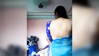 Desi wife exposes round ass and saggy tits for all the XXX watchers