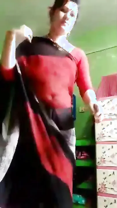 Live camera video of amateur Desi model demonstrating her XXX slit