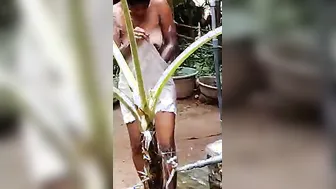 Slender Lankan beauty exposes body and Desi voyeur makes a XXX video