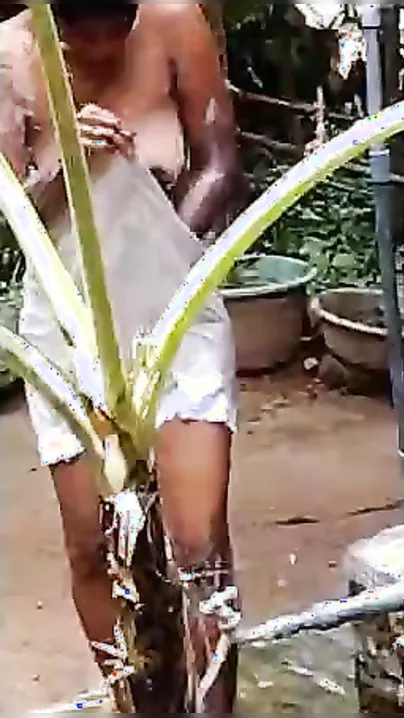 Slender Lankan beauty exposes body and Desi voyeur makes a XXX video