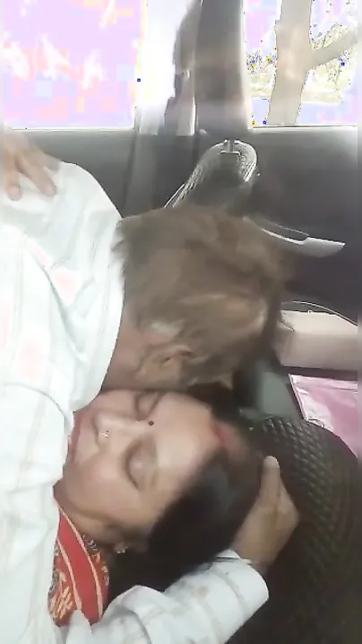 Voyeur catches mature Desi couple having XXX fuck car in the car