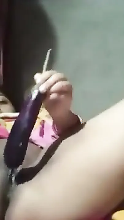 Horny Bengali MILF uses XXX veggies when masturbating for Desi clip