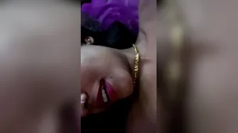 Experienced Desi bhabhi poses all naked for her amateur XXX video