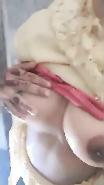 Petite Bangladeshi girl showing her big XXX boobs for Desi live call