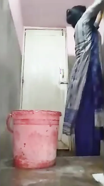 Unsatisfied Bangladeshi gal makes Desi XXX video of her masturbating