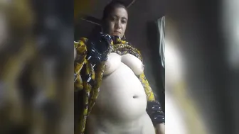Busty Desi XXX aunty showing her amazing boobs and pussy on cam