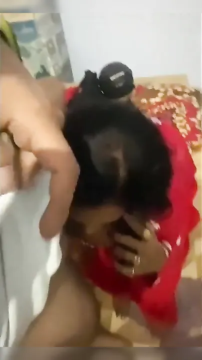 Nasty Desi XXX housewife giving a wet blowjob to her house owner MMS