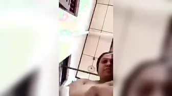 Fat Desi fucks herself exploiting XXX toy in the self-made MMS footage