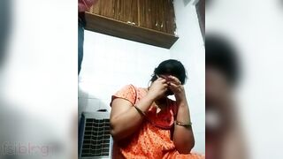 Home show of amateur Desi model in orange sari who gives XXX blowjob