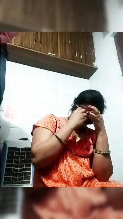 Home show of amateur Desi model in orange sari who gives XXX blowjob