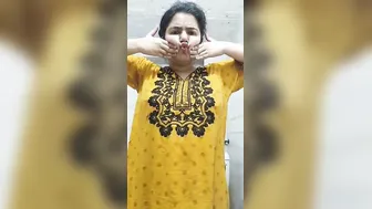 Maal Desi Bhabhi makes XXX video of herself stripping down on camera