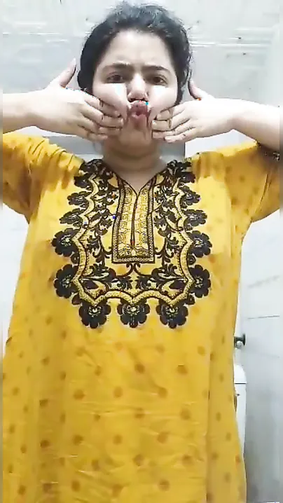 Maal Desi Bhabhi makes XXX video of herself stripping down on camera