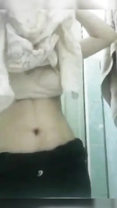 Pakistani Desi minx allows her saggy XXX girls to hang a bit at home
