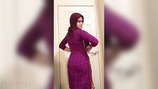 Desi chick makes XXX clip of herself pulling sari up to expose boobs