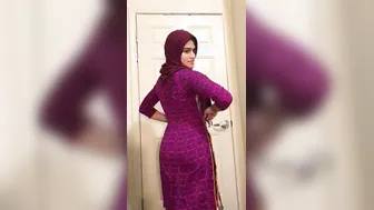 Desi chick makes XXX clip of herself pulling sari up to expose boobs