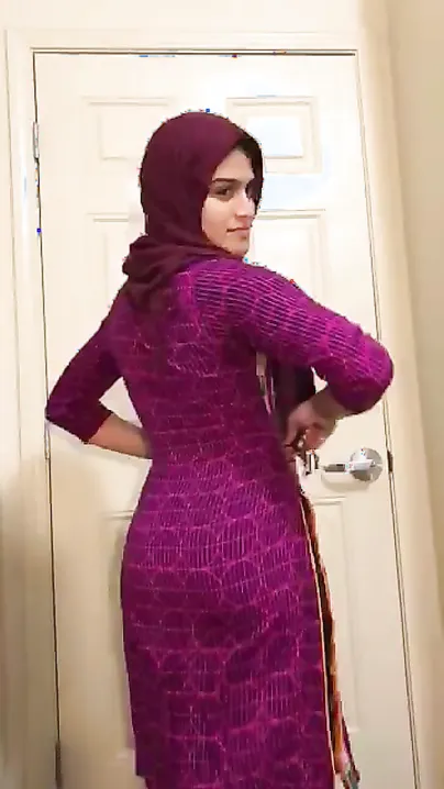 Desi chick makes XXX clip of herself pulling sari up to expose boobs
