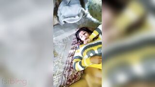 Desi whore in sari reveals pussy for bonking in self-made XXX video