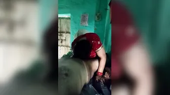 Desi MILF is happy and satisfied in XXX way in dark homemade video