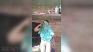 Desi woman takes everything off item by item for XXX posing in the nude