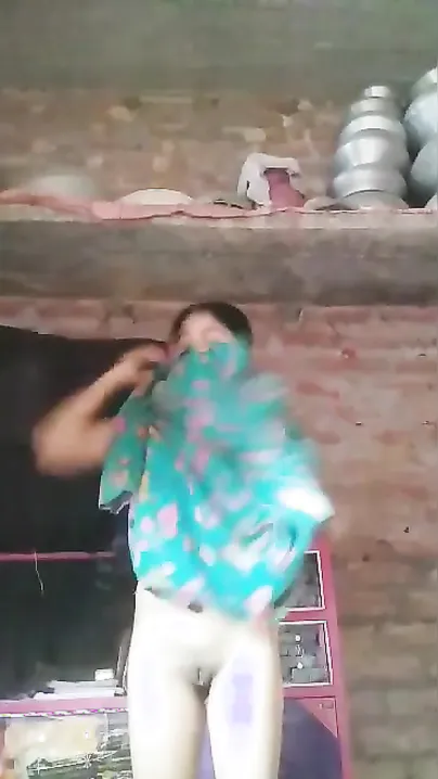 Desi woman takes everything off item by item for XXX posing in the nude