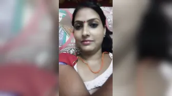 Bhabhi in white top doesn't know XXX lover broadcasts hookup video