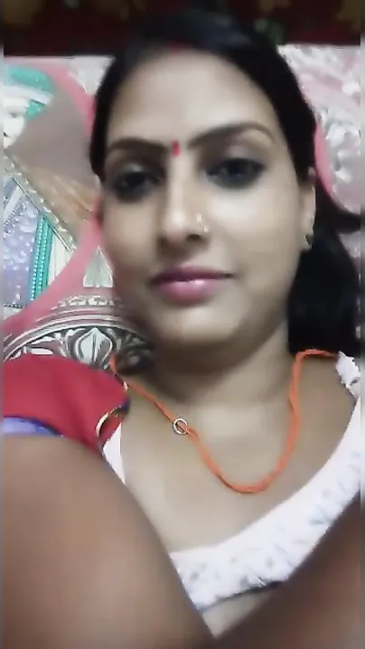 Bhabhi in white top doesn't know XXX lover broadcasts hookup video