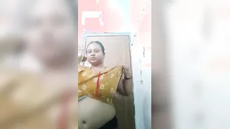 XXX Bangla Desi woman shows off her plump body in this self-made clip