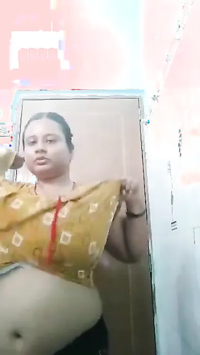 XXX Bangla Desi woman shows off her plump body in this self-made clip