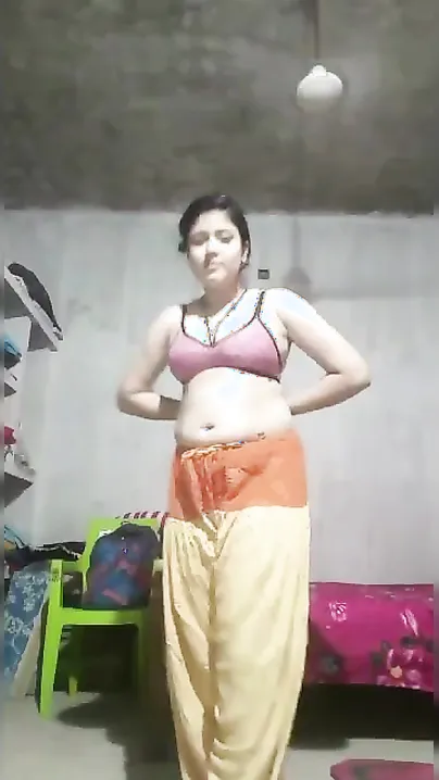 XXX adventures of lovely Dehati Desi takes off her sari and even bra