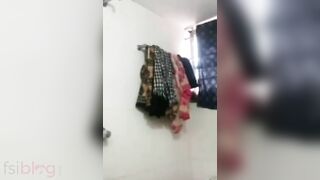 XXX footage of Bengali Desi babe who likes capturing herself in bath