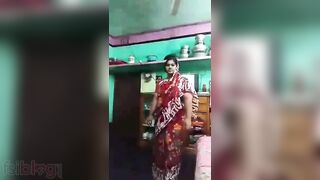 Camera captures Bangladeshi Desi slut who strips for money in XXX video