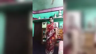 Camera captures Bangladeshi Desi slut who strips for money in XXX video