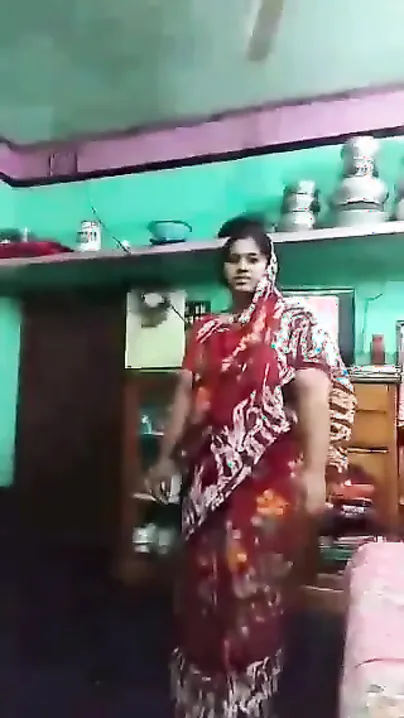 Camera captures Bangladeshi Desi slut who strips for money in XXX video
