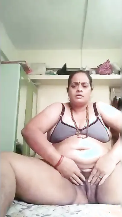 Curvy aunty tempts Desi watchers of her masturbation XXX home show