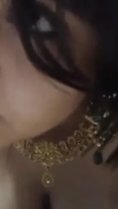 Desi boys tip Bhabhi to see XXX fingering in front of the webcam