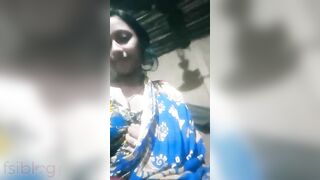 Horny Bengali MILF spontaneously performs XXX striptease for Desi boys