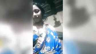 Horny Bengali MILF spontaneously performs XXX striptease for Desi boys