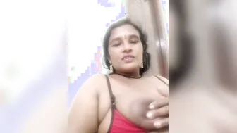 Mature Desi whore reveals her saggy tits in the self-made XXX video