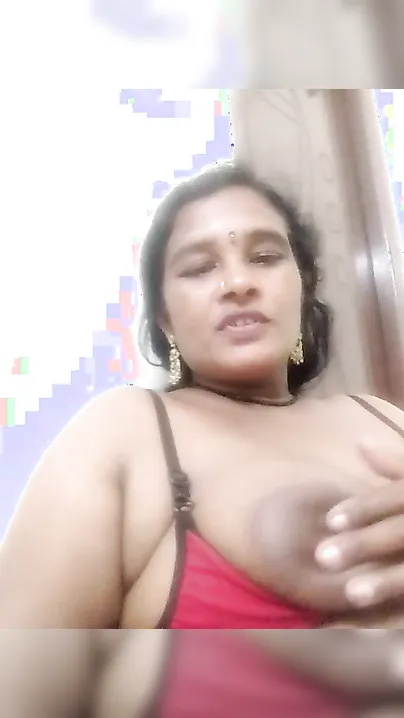 Mature Desi whore reveals her saggy tits in the self-made XXX video