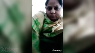 Teen Desi chick gets it on alone with toothbrush in solo XXX show