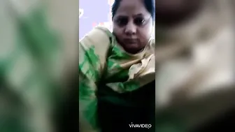 Teen Desi chick gets it on alone with toothbrush in solo XXX show