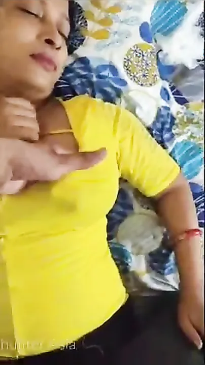 Desi Randi Bhabhi with lush lips does homemade XXX porn on camera